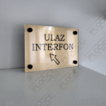 Gravirana oznaka za usmeravanja gde se nalazi interfon i ulaz